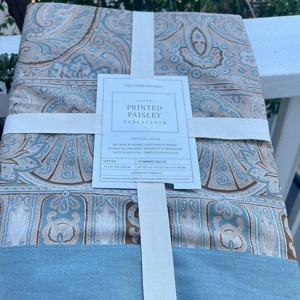New Williams-Sonoma Blue Paisley Tablecloth 70X90 6-8 average settings - Picture 8 of 10